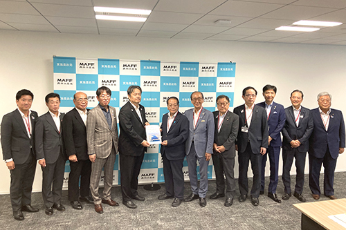市長が記念撮影している写真