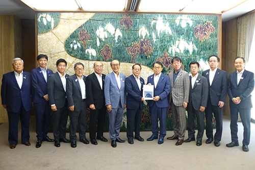 市長が記念撮影している写真