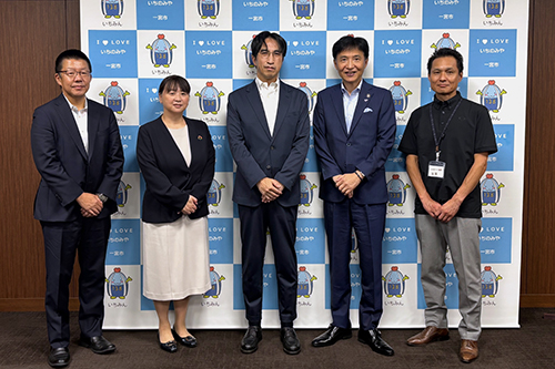 市長が記念撮影している写真