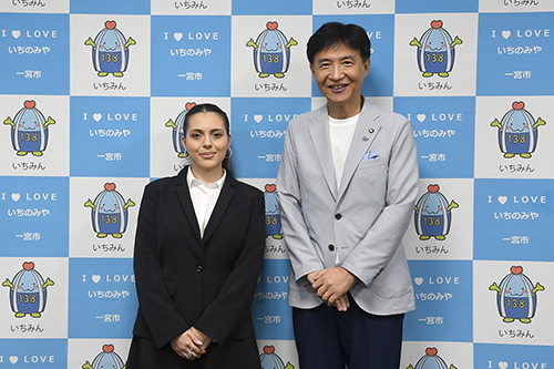 市長が記念撮影している写真