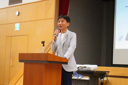 市長があいさつしている写真