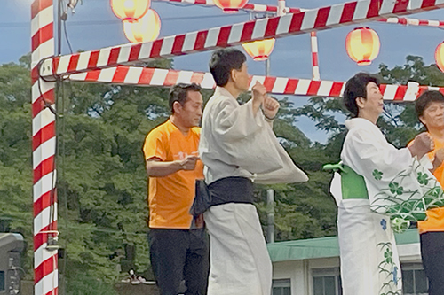 市長が盆踊りを踊っている写真