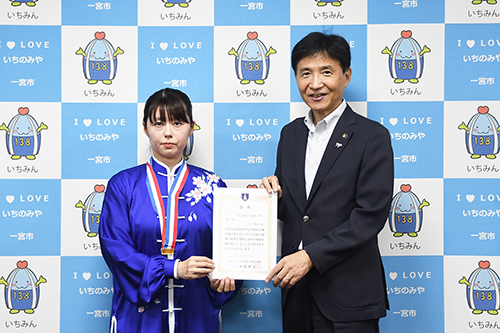 市長が記念撮影している写真