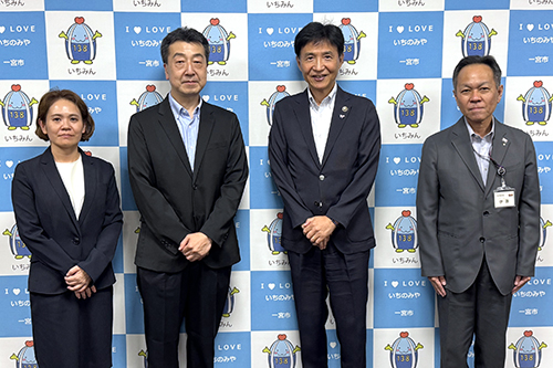 市長が記念撮影している写真