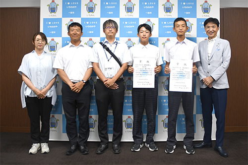 市長が記念撮影している写真