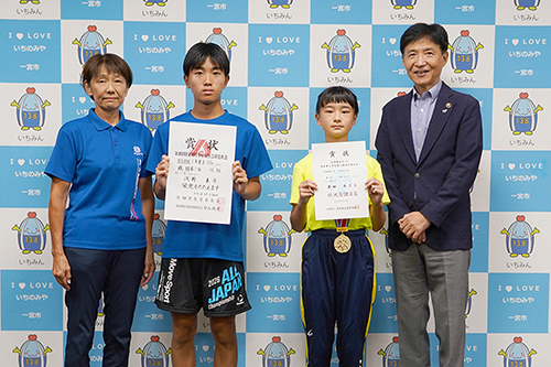 市長が記念撮影している写真