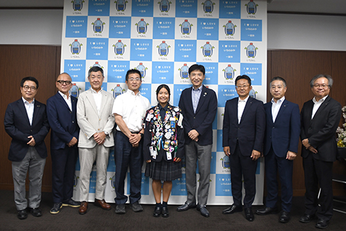 市長が記念撮影している写真