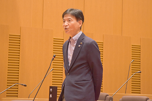 市長があいさつしている写真