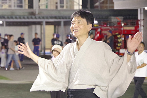 市長が盆踊りを踊っている写真