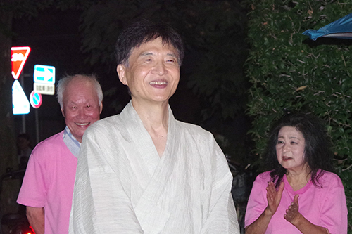 市長が盆踊りを踊っている写真