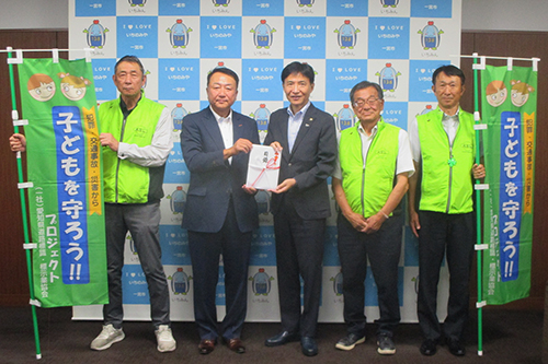 市長が目録を受け取っている写真