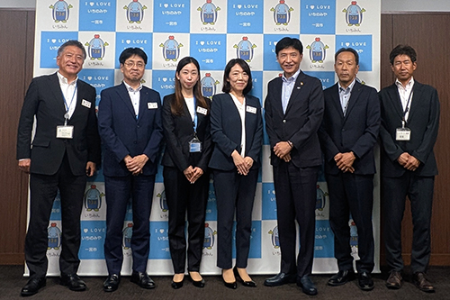 市長が記念撮影をしている写真