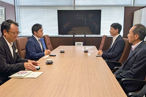 市長が情報交換をしている写真
