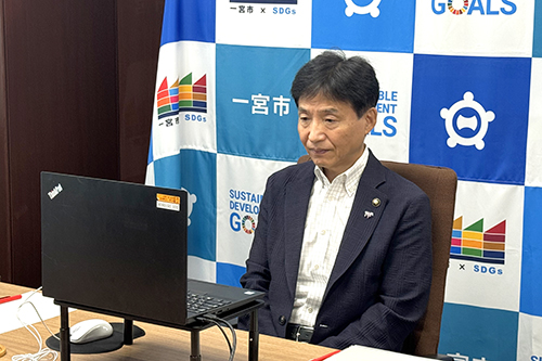 市長が会議に出席をしている写真