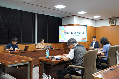記者会見の様子の写真