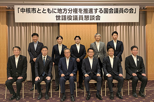 市長が記念撮影している写真