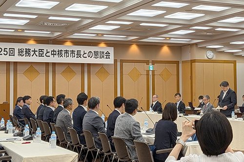 市長が記念撮影している写真