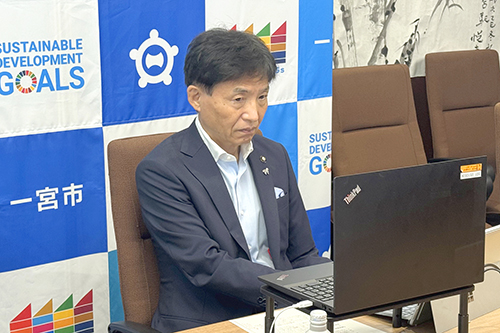 市長がオンライン会議している写真