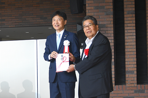 市長が目録を受け取っている写真
