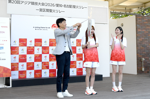 市長が聖火を点火している写真