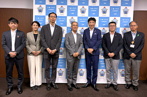 市長が記念撮影している写真