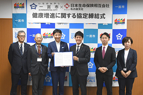 市長が記念撮影している写真