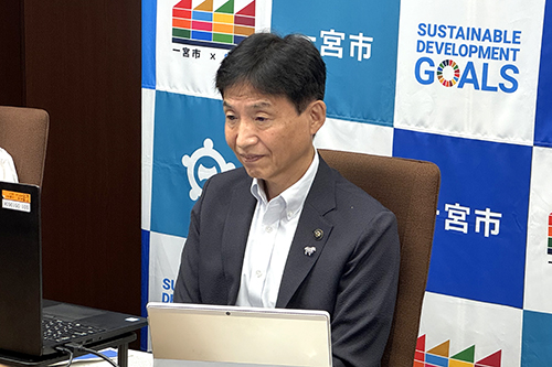 市長が会議にオンライン出席する写真