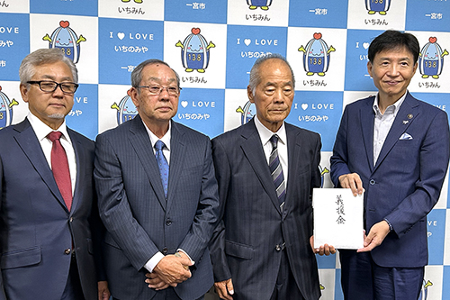 市長が記念撮影している写真