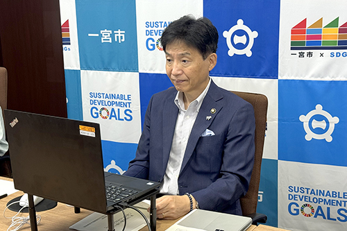 市長がオンライン会議に参加している写真