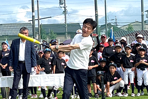 市長が試打式をしている写真