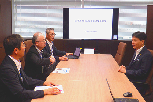 市長が説明を受けている写真