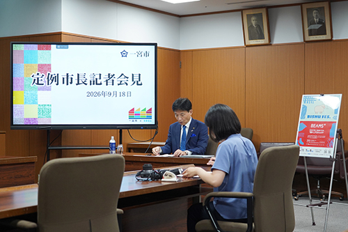 記者会見の様子の写真