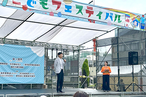 ステージで市長があいさつしている様子の写真
