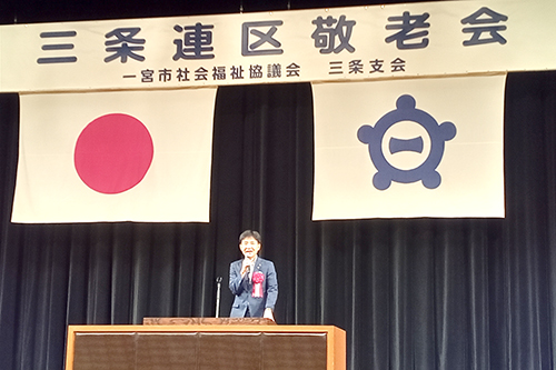 ステージで市長があいさつしている様子の写真