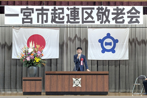 ステージで市長があいさつしている様子の写真