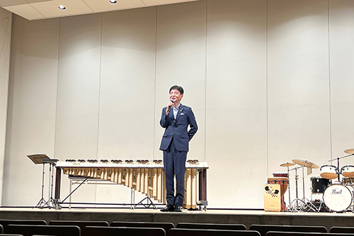 ステージで市長があいさつしている様子の写真