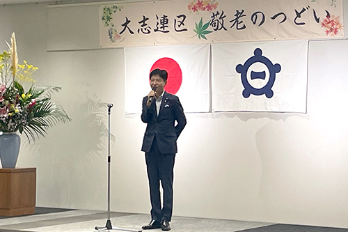 ステージで市長があいさつしている様子の写真
