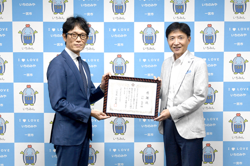 来訪者と市長が、記念撮影した写真