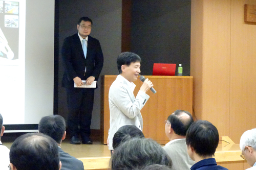 研修の前に、市長があいさつしている様子の写真