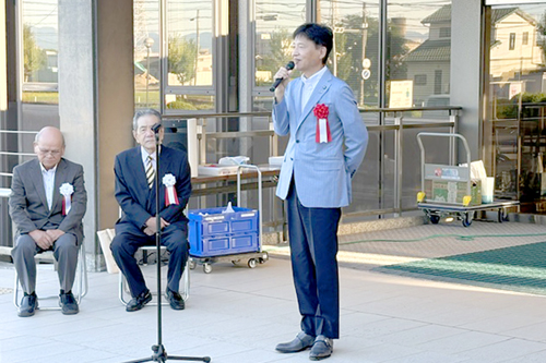 出発式で市長があいさつしている様子の写真