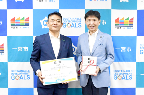 目録を受け取り、来訪者と市長が記念撮影した写真