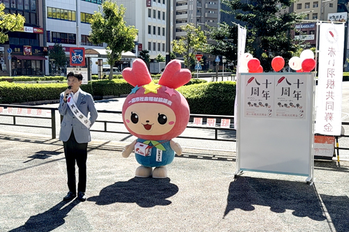 駅前広場で市長があいさつしている様子の写真