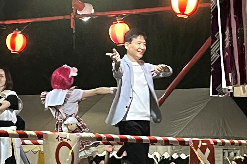 市長が盆踊りをしている様子の写真