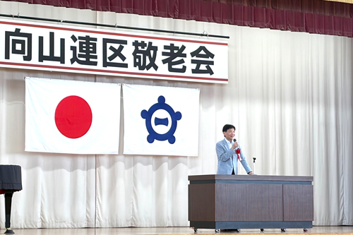壇上で市長があいさつしている様子の写真