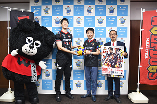 澤田選手と市長らが記念撮影した写真
