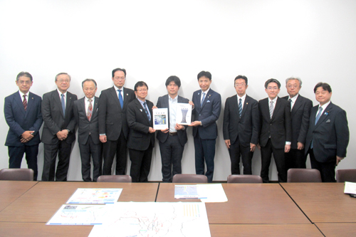 財務省に要望活動をしている様子の写真
