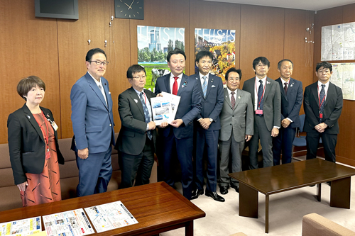 国土交通省の高橋大臣政務官と記念撮影した写真