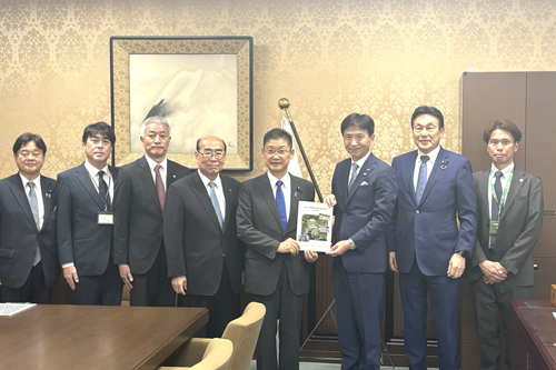 財務省の若林副大臣と記念撮影写真