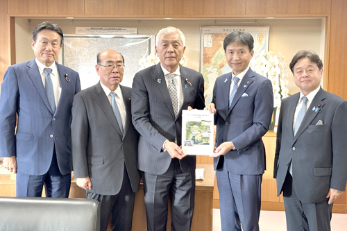 国土交通省の青島大臣政務官と記念撮影した写真