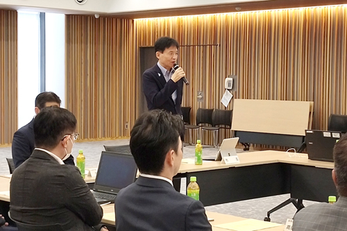 協議会で市長が話している様子の写真